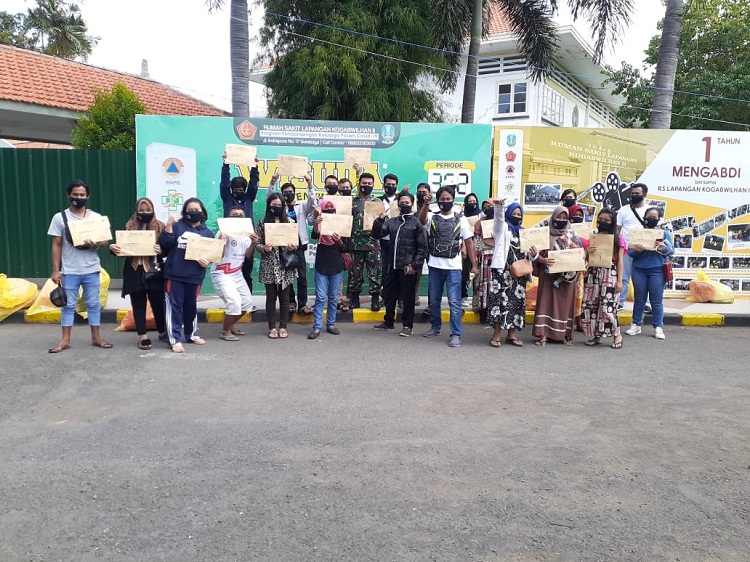 Para pasien covid-19 yang dinyatakan sembuh usai dirawat selama 14 hari di RSLI. SP/ Semmy Mantolas