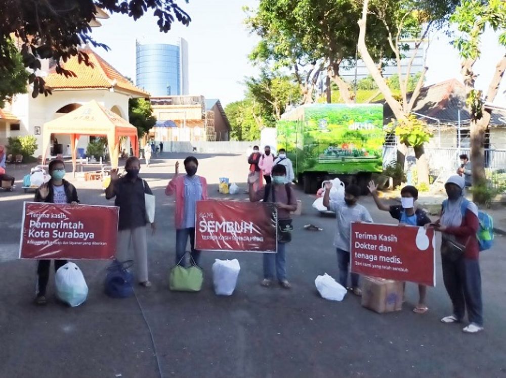 Beberapa pasien sembuh yang dirawat di Asrama Haji Surabaya, kemarin. Mereka berterima kasih kepada Pemerintah Kota karena tidak mengeluarkan biaya sepeserpun.

Foto: Sp/byta

 