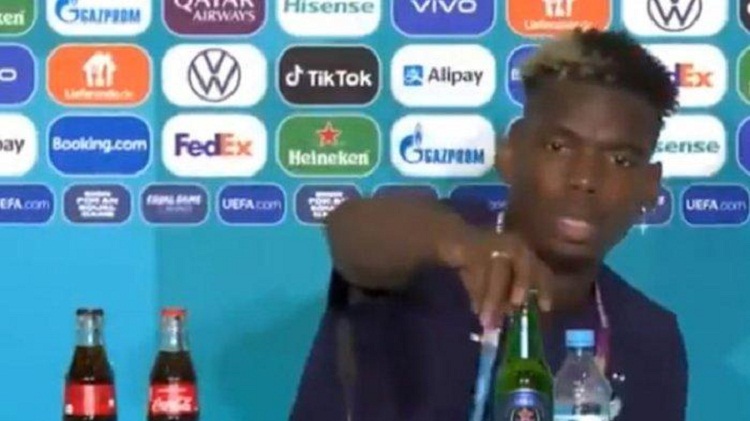 Paul Pogba saat menyingkirkan botol bir Heineken di hadapannya. SP/ Eufa