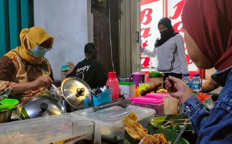 Penjual pecel Jalan Dhoho Kediri melayani pembeli. SP/ KDR