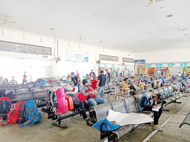 Penumpang mulai padati pelabuhan Tanjung Perak pasca larangan mudik berakhir. SP/ Sem