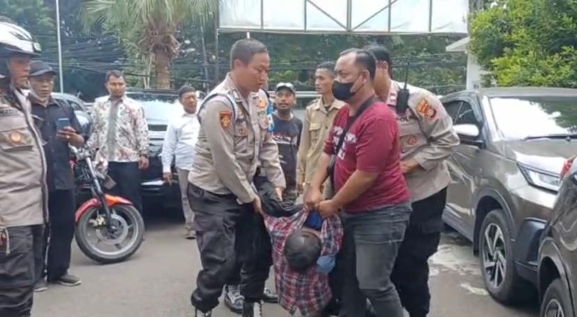 Aparat kepolisian mengamankan seorang pria yang diduga pelaku penembakan di Kantor Majelis Ulama Indonesia (MUI) di Jalan Proklamasi, Jakarta Pusat, pada Selasa (2/5/2023) siang. 