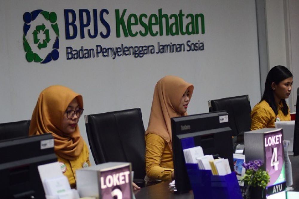 Pelayanan di Kantor BPJS Kertajaya Indah. 
SP/Patrik Cahyo