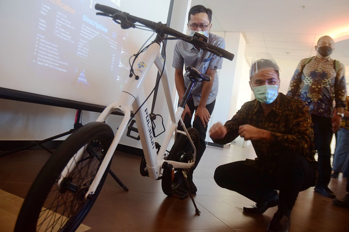 Direktur Jenderal Pendidikan Vokasi Kementerian Pendidikan dan Kebudayaan Republik Indonesia, Wikan Sakarinto  meninjau cara kerja dari Primo EJV atau Pens Robot Entelejen Movemen. SP/Patrik Cahyo 