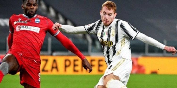 Penyerang Juventus asal Swedia Dejan Kulusevski (kanan) menendang bola melewati bek Italia Spal Caleb Okoli. SP/ SBY