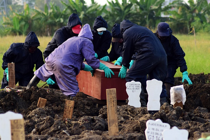 Proses pemakaman jenasah Covid-19 di Tempat Pemakaman Umum (TPU) Keputih khusus Covid-19, Senin (26/7/2021).