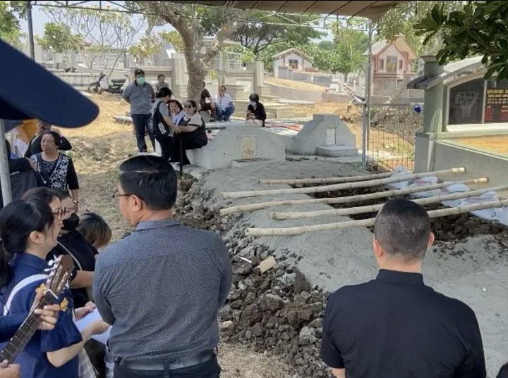 Suasana pemakaman CA (21 tahun) mahasiswi Unair yang meninggal dalam mobil di Sidoarjo, dimakamkan di Kediri, Jawa Timur, Rabu (8/11/2023).