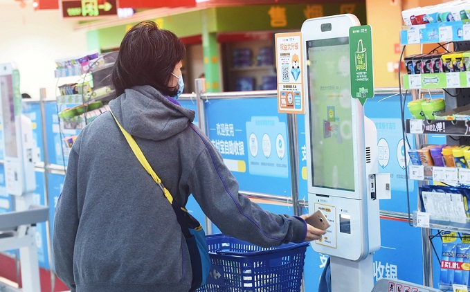 Seorang pelanggan membayar dengan teleponnya di supermarket check-out di Hangzhou. SP/ CH