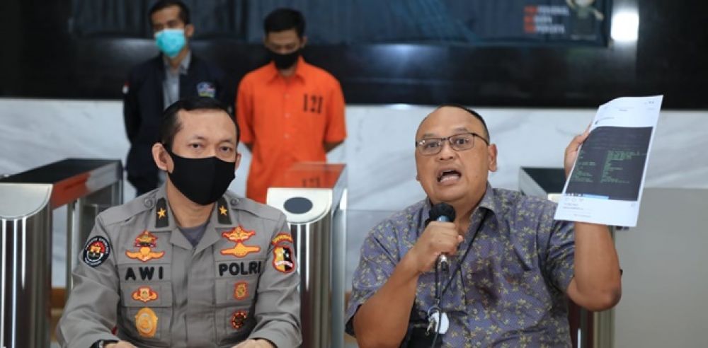 Kasubdit I Dittipidsiber Bareskrim Polri Kombes Reinhard Hutagaol menunjukkan bukti yang dilakukan Febriansyah Puji, karyawan GraPARI Rungkut Surabaya yang membobol data milik Denny Siregar.

Foto: SP/jaka sutrisna