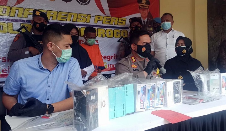 Polisi saat menggelar press release kasus pencurian HP.