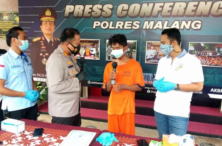 Kapolres Malang, AKBP Hendri Umar menanyai Santoso, pelaku pembunuhan saat rilis kasus di mapolres Malang. 