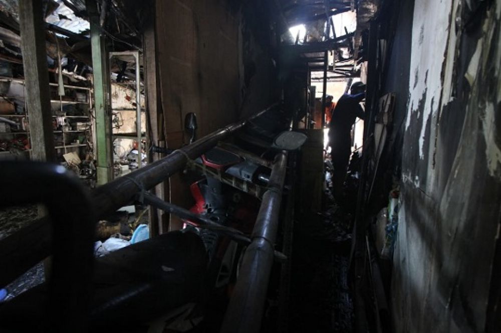 Kondisi toko elektronik Sumber Jaya di Jl Kranggan, Senin (31/8/2020) paska kebakaran hebat yang menewaskan satu keluarga, langsung disteril dan mendapat ucapan duka cita dari tetangga sekitar. Sp/patrick