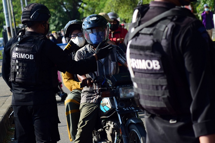 Polisi memeriksa kelengkapan surat bebas Covid-19 pengendara di area pos penyekatan Jembatan Suramadu. SP/Patrik Cahyo