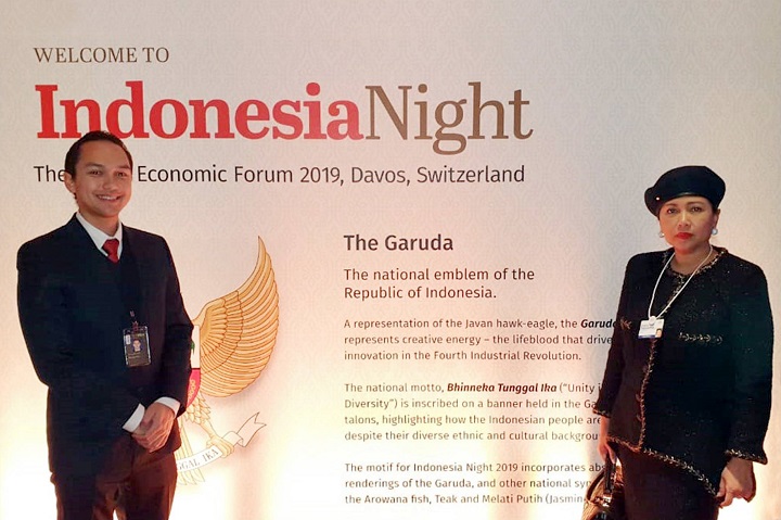Pemilik Wanartha Life, Evelina F. Pietruschka (kanan) bersama anak bungsunya yang juga Chief Marketing Officer Rezananta F. Pietruschka saat menghadiri Indonesia Night dalam World Economic Forum Annual Meeting 2019 di Davos, Swiss.