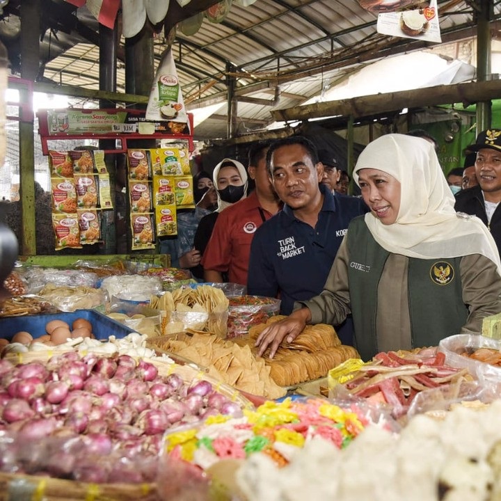 Gubernur Jawa Timur Khofifah Indar Parawansa bersama jajaran meninjau operasi pasar beras murah di Pasar Taman Sepanjang, Kabupaten Sidoarjo. Jumat (10/2/2023).