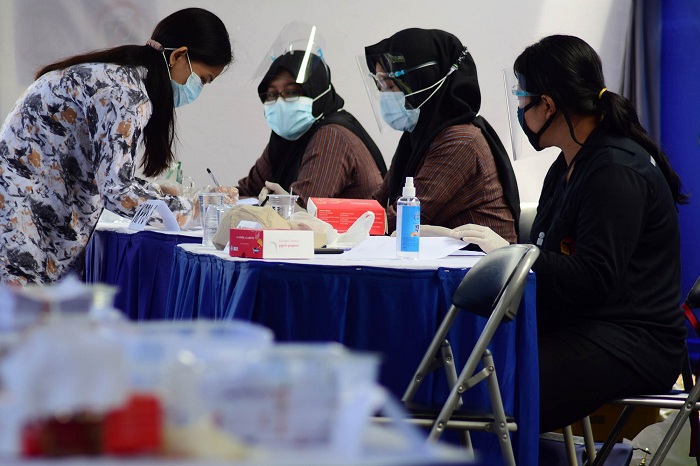 Pemilih melaksanakan pemungutan suara ulang (PSU) di TPS 46 Gunungsari, Kelurahan Kedurus, Kecamatan Karangpilang, Surabaya, Minggu (13/12/2020) SP/Patrik Cahyo