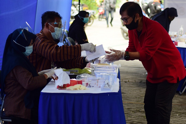 Pemilih melaksanakan pemungutan suara ulang (PSU) di TPS 46 Gunungsari, Kelurahan Kedurus, Kecamatan Karangpilang, Surabaya, Minggu (13/12/2020).  SP/Patrick Cahyo/Arlana Byob
