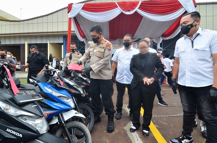 Petugas menunjukan barang bukti berupa kendaraan curian beserta Lima orang tersangka hasil ungkap kasus penadah barang curian di Ditreskrimum Polda Jatim, Surabaya, Rabu (10/2/2021). Sp/Arlana