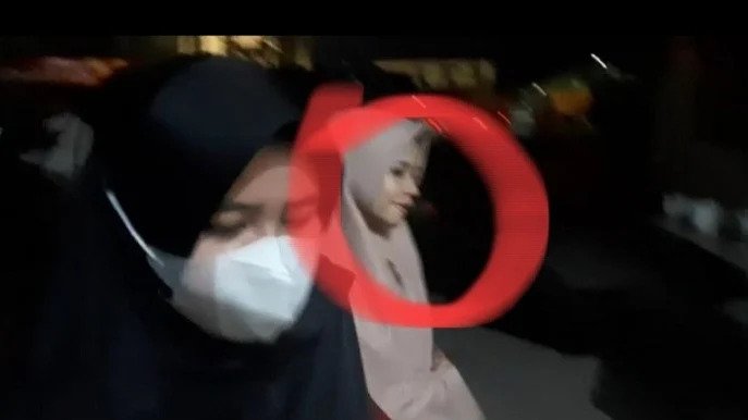 Penampakan wajah wanita bersuami yang mencabuli belasan bocah-bocah di sebuah rental PS, di Jambi.