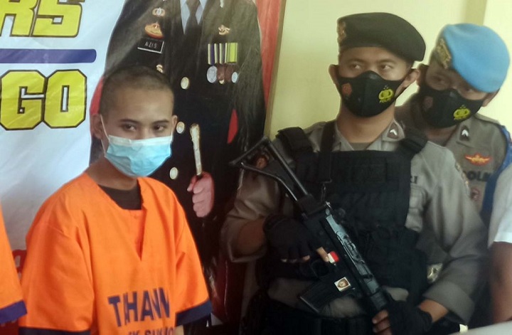 Dumadi Adrian (20), pelaku pencurian amplifier masjid.