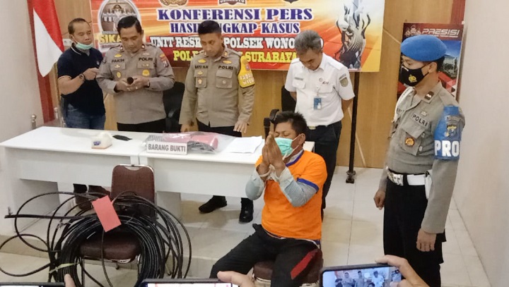 Pelaku pencuri kabel KAI saat digelandang di Mapolsek Wonocolo, Selasa (25/10/2022). Sp/ariandi