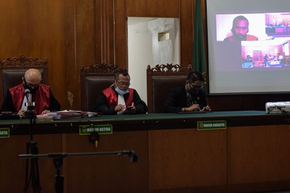 Proses sidang perkara kasus pencurian minuman beralkohol dengan harga Rp. 1,5 Juta dijerat hukuman penjara selama 4 bulan di Ruang Candra di Pengadilan Negeri Surabaya, Jawa Timur, Kamis (9/7). SP/Patrik