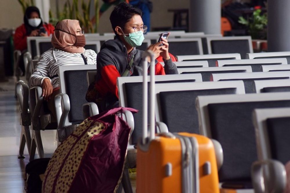 Penumpang Kereta Api menunggu keberangkatan di Stasiun Gubeng Baru (SGU), Surabaya, Jawa Timur. SP/Patrik Cahyo