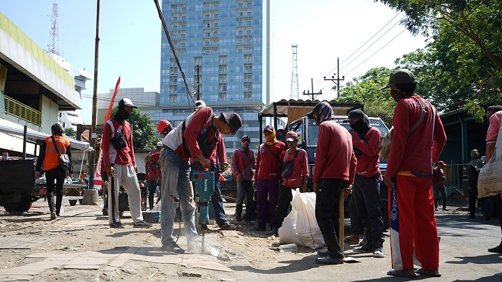 Sejumlah petugas gabungan dari PD Pasar Surya dan Dinas Kebersihan serta Satpol PP, Selasa (22/8/2023) membersihkan dan merapihkan area Pasar Keputran Utara, usai penertiban pedagang liar. SP/Alqomar