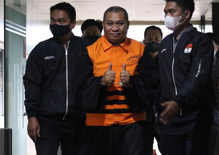 Usai menjalani pemeriksaan, Selasa sore, toga yang dikenakan Roy Rening tertutup baju tahanan KPK. Bahkan, ia pun masih sempat mengacungkan jempol.