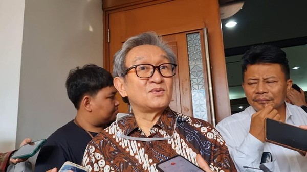 Pengacara Maqdir Ismail, usai mendampingi kliennya Irwan Hermawan dalam sidang terkait korupsi BTS Kominfo.