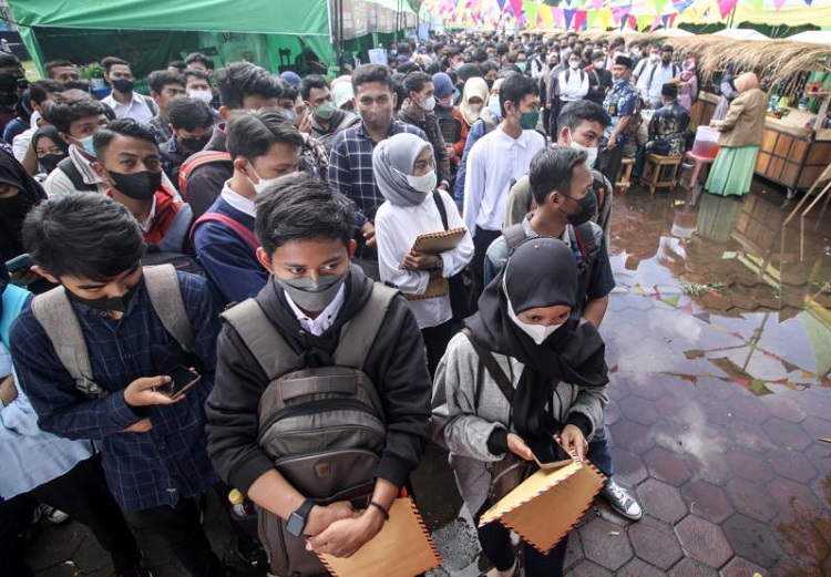 Ilustrasi para generasi Z yang antri melamar kerja. SP/ JKT