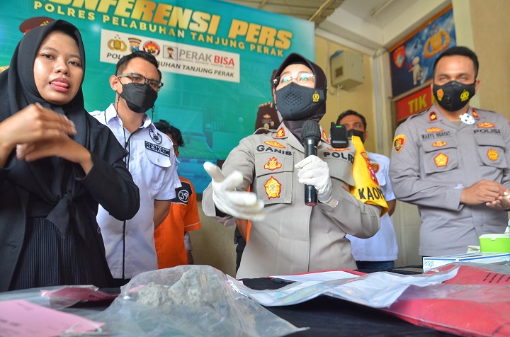 Polisi yang tengah menunjukkan bukti pengeroyokan oleh pelaku di Mapolres Pelabuhan Tanjung Perak, Rabu (28/4/2021). SP/Mahbub Fikri