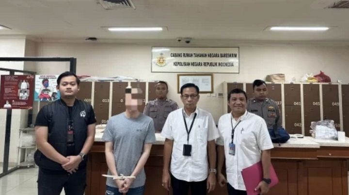 Salah satu pelaku penggelapan asuransi Jiwa Kresna saat pelimpahan di Kejagung.