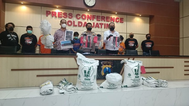 Para tersangka dan barang bukti beberapa sak gula rafinasi yang berhasil diamankan Ditreskrimum Polda Jatim dan ditunjukkan kepada awak media, Kamis (1/8/2022).