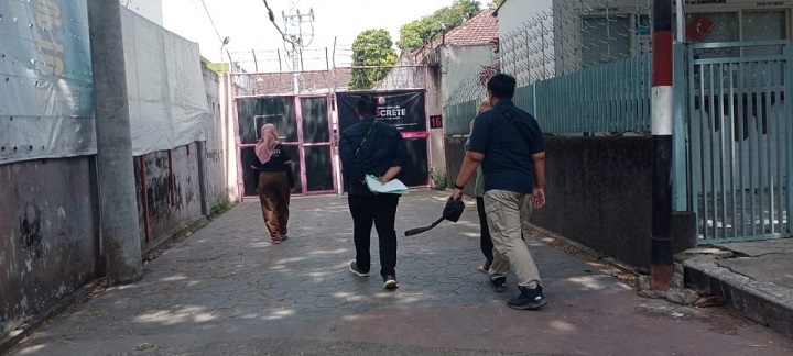 Penyidik Ditreskrimsus Polda Jatim, melakukan penggeledahan di sebuah kantor PT Loka Abadi Sentausa (Indocrete) yang merupakan afiliasi PT Hakim Sentausa, di Jalan Gajahmada, Klojen, Malang, Rabu (23/8/2023).