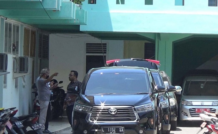 Mobil tim KPK terparkir di komplek kantor Bakesbangpolinmas, Dinas Koperasi-UMKM dan Dinas Sosial Kabupaten Probolinggo