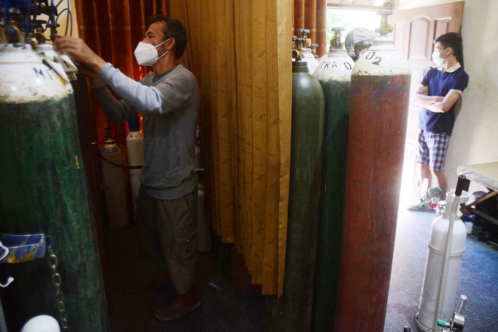 Salah satu warga sedang mengantri mengisi pengisian tabung oksigen di Jalan Gubeng Kertajaya, Surabaya, Selasa (6/7/2021).