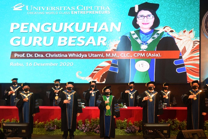 Rektor Universitas Ciputra, Ir. Yohannes Somawiharja, M.Sc mengukuhkan Guru Besar Dr. Christina Whidya Utami, M.M, CLC, CPM Asia. Rabu (16/12). SP/Patrik Cahyo 