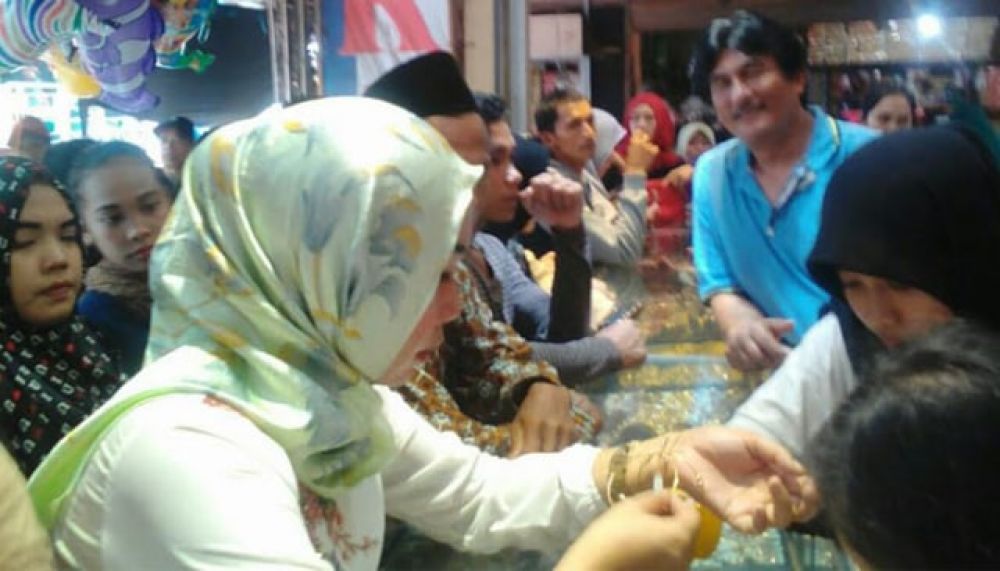 Salah satu toko emas diserbu pengunjung.SP/bo