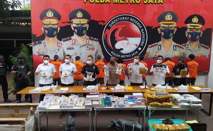 Kabid Humas Polda Metro Jaya Kombes Pol Yursi Yunus menunjukkan barang bukti obat-obat Covid-19 yang ditimbun oleh oknum perawat dan 21 pelaku lain. SP/Erick