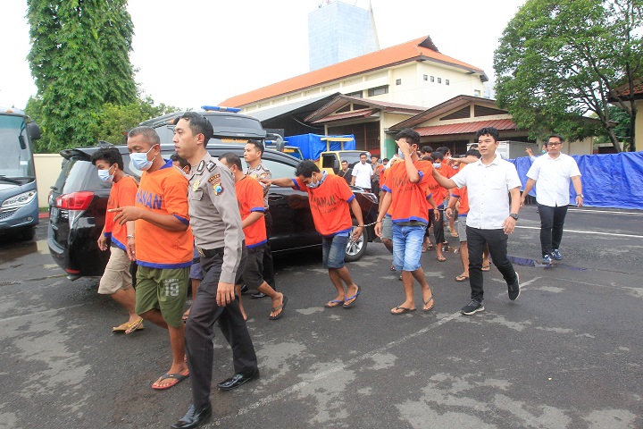 27 orang yang diduga menimbun 45,5 ton solar subsidi, berhasil diamankan oleh tim Ditreskrimsus Polda Jatim.  SP/Ariandi