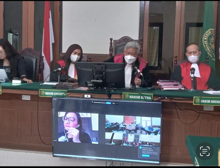 Terdakwa Silvia Yuniati, yang dihadirkan secara daring, dalam sidang lanjutan di PN Surabaya, Kamis (4/5/2023). SP/Budi Mulyono
