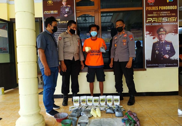 Polisi menunjukkan pelaku dan barang bukti bahan pembuat petasan.