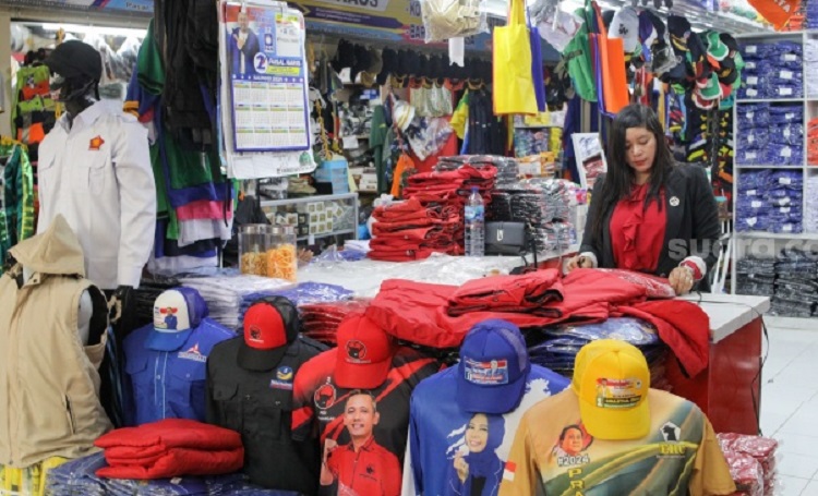 Pembuatan alat peraga kampanye dengan berbagai bentuk di Pasar Senen, Jakarta. SP/ JKT