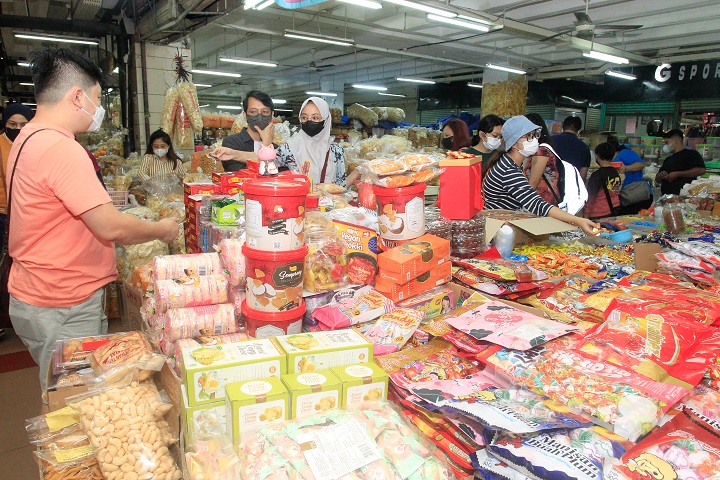 Masih dalam suasana tahun baru Imlek, pengunjung masih menyerbu kue keranjang yang dijual di Pasar Atom dan Kembang Jepun, Senin (23/1/2023) kemarin. SP/Ariandi