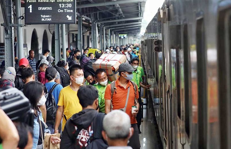 Ilustrasi para pengguna menggunakan masker tengah menunggu kedatangan kereta api saat musim libur Nataru. SP/ JKT