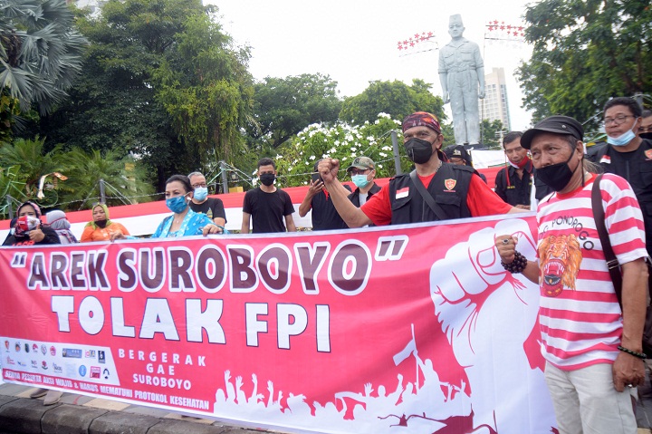 Masa dari Aliansi Arek Suroboyo menggelar aksi didepan gedung negara Grahadi Jl. Gubernur Suryo, Surabaya, Selasa (24/11/2020).  SP/arlana/Patrick