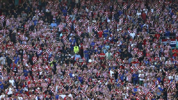 Fans Kroasia terlihat selama pertandingan babak 16 besar kejuaraan sepak bola Euro 2020 antara Kroasia dan Spanyol, di stadion Parken di Kopenhagen, Denmark. SP/ UEFA
