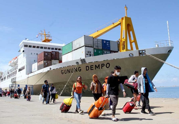Penumpang berjalan menuju kapal di Pelabuhan Makassar, Sulawesi Selatan. SP/ MKS