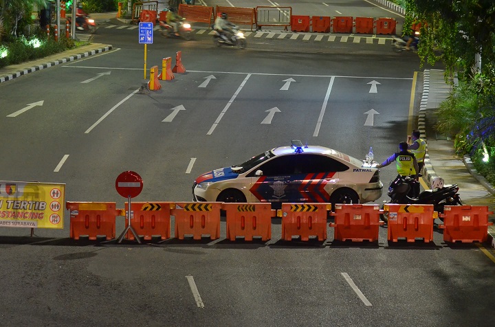 Jalan di Raya Darmo, akan ditutup selama 24 jam hingga PPKM Darurat berakhir pada tanggal 20 Juli mendatang. Terlihat, di persimpangan Raya Darmo-Diponegoro, barrier sudah diblokade. SP/Arlana